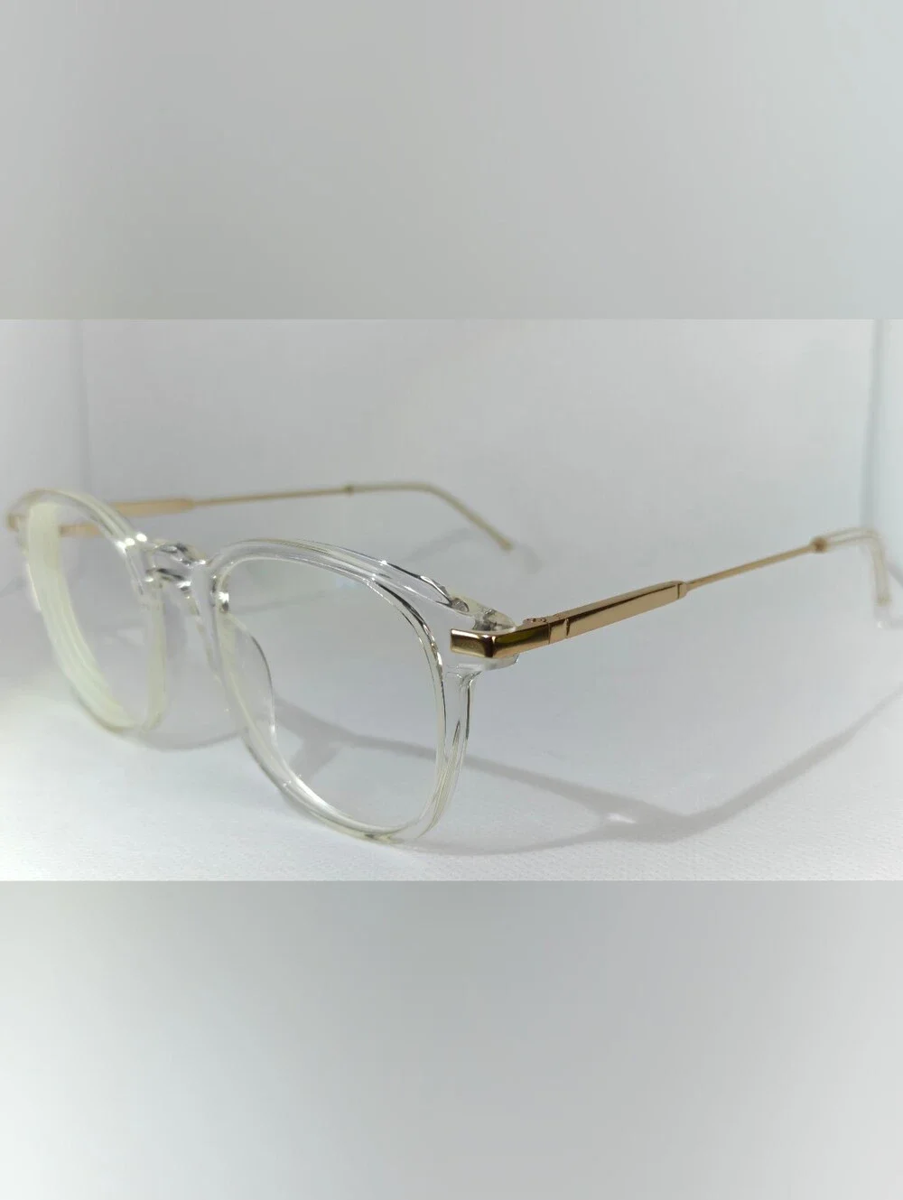 Giverny. Clear Round Gold Metal Minimalist Eyewear.